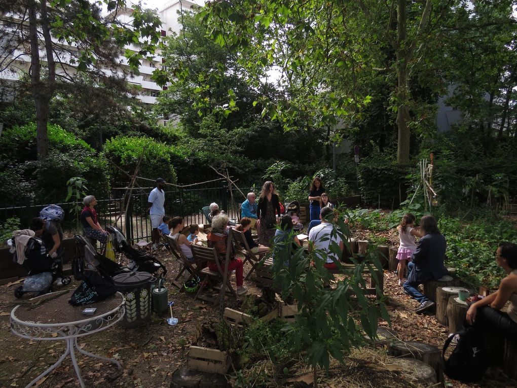 Activité littéraire en famille au jardin