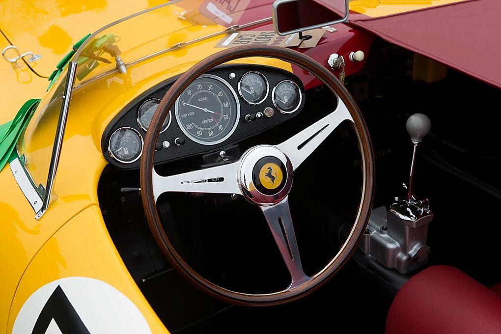 VOITURES DE LEGENDE (487) : FERRARI  250 TR - 1957