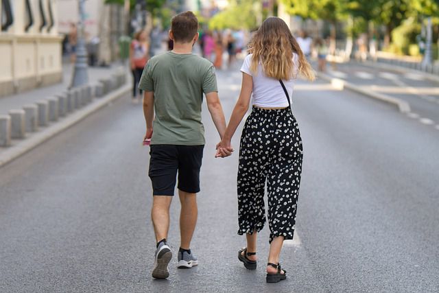 Un couple marchant dans la rue