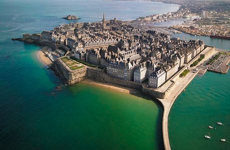 Envie de vous évader face à l'océan cet été ?  Rendez-vous en Bretagne au Château du Colombier à Saint Malo