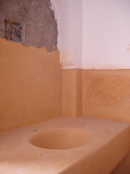 <p>Il reste encore &agrave; mettre les robinets et les toilettes mais sinon, c'est pour ainsi dire habitable, non? C'est certain, Smaine a fait du tr&egrave;s beau travail, esp&eacute;rons que les autres corps de m&eacute;tier en prendront soin...inch'Allah!</p>