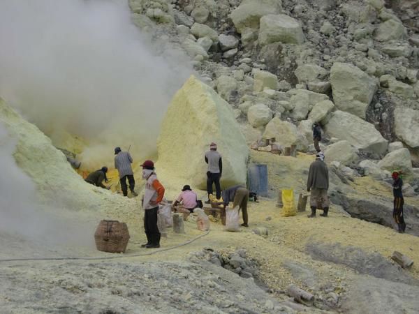 Volcan sur Java, des vues magnifiques et des travailleurs surhumains.