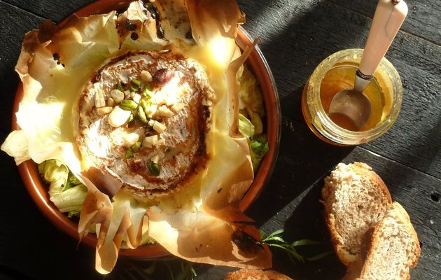 Camembert rôti au miel, fruits sec,extragon et abricots