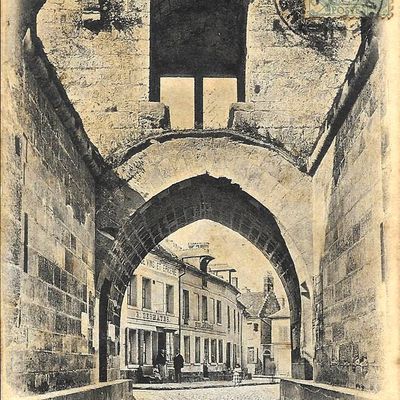 Cartes anciennes imprimables -  Coucy-Le-Chateau (Aisne) - La porte de Laon - 1905
