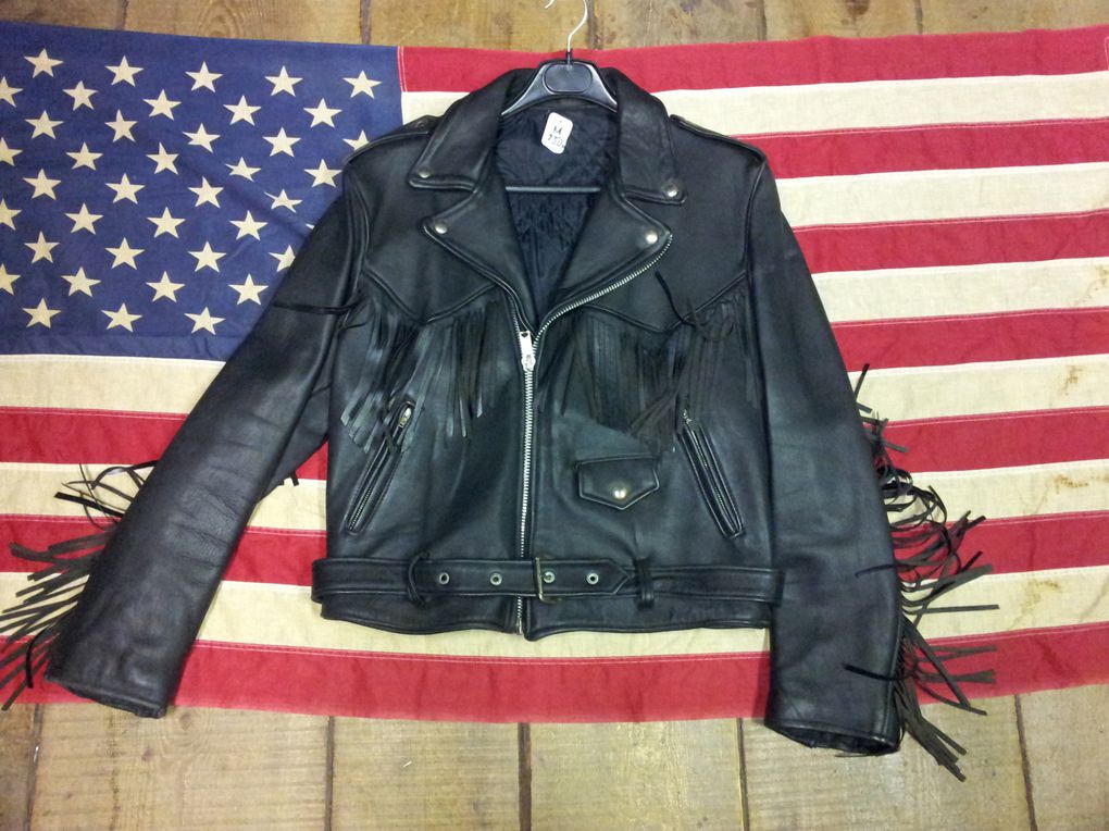 BIKERS :route 66 déco,accéssoires custom, boucles d'oreilles, fer de bottes, Betty Boop, pach Biker, Jack Daniel's, Bottes Harley davidson, perfecto,gilets cuirs,bagues, pantalons cuir, tee-shirts,sweets capuche Billy Eights..........