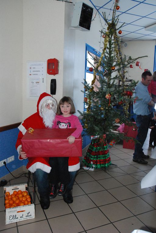 le noel de la commune de St MAULVIS, la remise des cadeaux aux enfants par le père NOEL et par le maire des colis des ainés ensuite a eu lieu la collatione