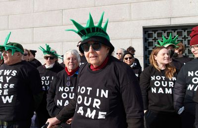 New-York : Des militants juifs américains s'emparent de la statue de la Liberté pour réclamer un cessez-le-feu immédiat du génocide en cours à Gaza