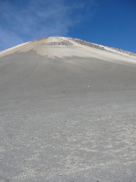 <p>Le nevado del Ruiz est un volcan encore en activit&eacute; &agrave; 5321 msnm avec 2 crat&egrave;res, la Olleta (en photo) et el Alto la Pira&ntilde;a. Le 13 novembre 1985, apr&egrave;s quelques jours d&rsquo;activit&eacute;s, une avalanche de boue due &agrave; la fonte du glacier va ensevelir le village d&rsquo;Armero laissant plus de 25 000 morts. Depuis, tout est relativement calme mais ce volcan est toujours consid&eacute;r&eacute; en activit&eacute;. Il est devenu une attraction touristi