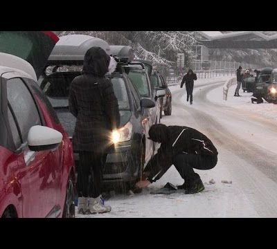 France: des milliers de véhicules bloqués par la neige dans les Alpes