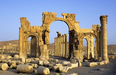 Daech détruit l'Arc de triomphe de Palmyre