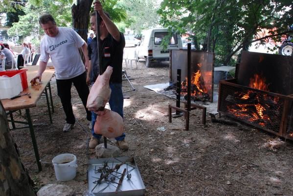 Manifestation sur 2 jours.
Samedi : Exposition de voitures anciennes,
Concours de pétanque,
Repas dansant (bal musette)
Dimanche : Concours hippique "Country"
Exposition batteuse