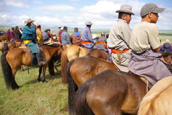 Ins&eacute;paarbles cavaliers et chevaux mongols