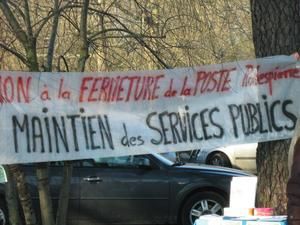 Remise des pétitions pour la réouverture de la poste rue Robespierre