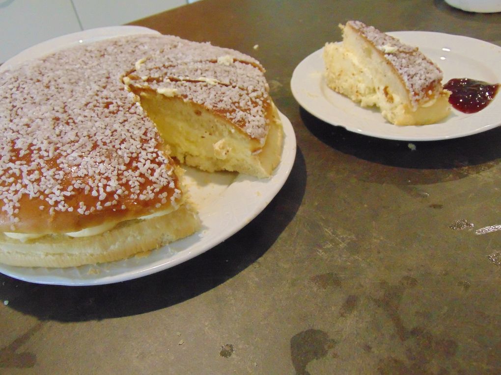 voila aujourd'hui nous profitons d'un repas exceptionnel a thème que nous a concocter l'animatrice , c'était un délice mais mademoiselle attention a la moutarde cela chauffe ail .....ail votre tarte au thon était un peu moutarder ail ail ail...