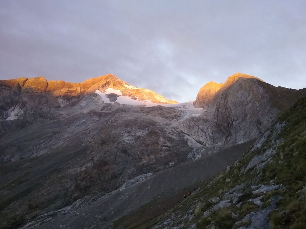 Chaîne des Pyrénées au lever du jour,  le Vignemale au lever du jour, dans le barranco d'Ossoue, le barrage d'Ossoue, perspective de la descente de Baysselance,  Gavarnie et son cirque 