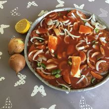 Galette de viande hachée aux tomates et oignons