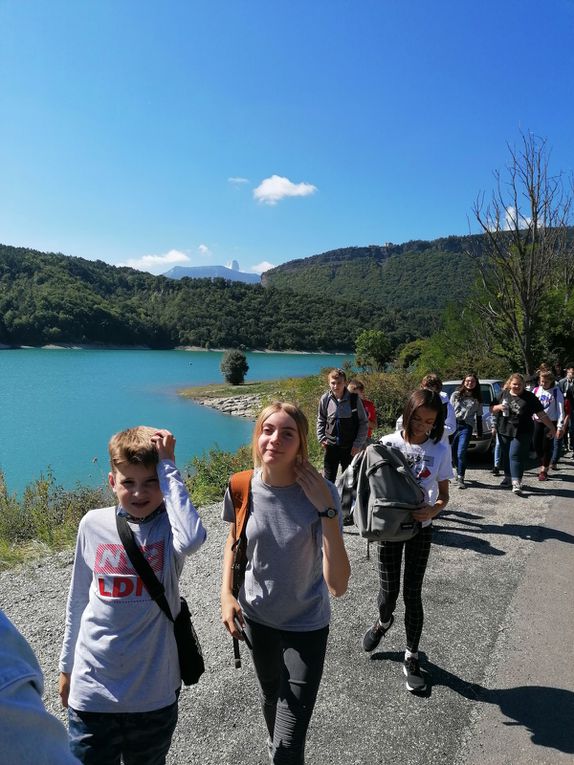 Les internes en rando sur la passerelle du Drac 