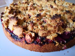 Steuselkuchen aux pêches de vigne, figues noires et fruits à coques