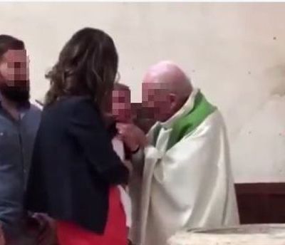 Le prêtre qui a giflé un enfant suspendu de la célébration des mariages et baptêmes