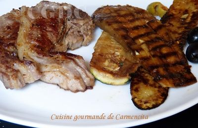 Côtelettes d'agneau grillées et aubergine et courgette  
