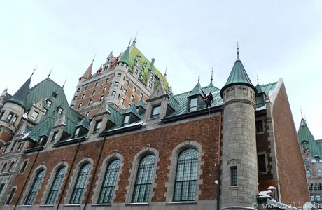 Québec, déneigement sur les toits de l'hôtel Chateau Frontenac