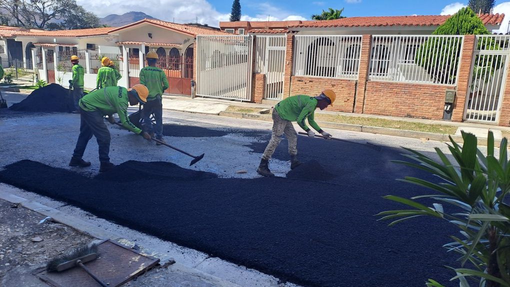 Plan Búho de la Alcaldía de Valencia llegó para asfaltar vialidad de la urbanización Trigal Norte (+Fotos)