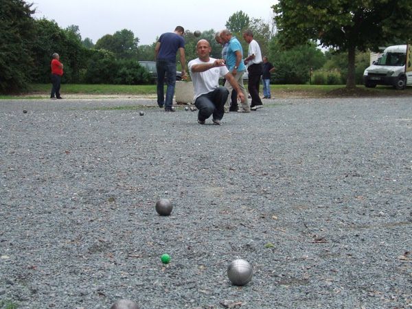 Concours organisé par le Foyer rural de La Vergne. 48 doublettes jouent quatre parties.