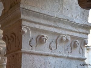 Ornementation sobre du cloître