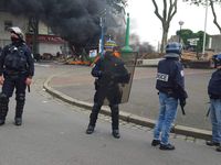 De la barricade, il ne reste qu'un panneau montrant Marianne se prenant le 49.3 en pleine figure... Mais elle a survécue malgré lacrymogène, feu et jets d'eau... Non, ce n'est pas fini...