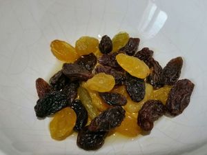 1 - Mettre le mélange de raisins secs à macérer dans le rhum ambré. Peler l'ananas et le découper en tranches en ôtant la partie centrale puis en petits cubes. Faire de même avec la pomme pour obtenir des petits dés.