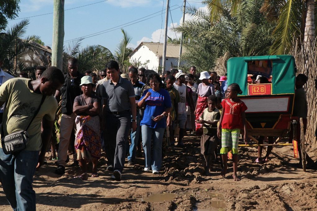 Le Président Rajoelina à l'écoute de la population des quartiers inondées par le cyclone Haruna à Toliara. Photos: Harilala Randrianarison