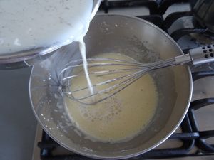 fouettez les œufs et la moitié de sucre puis ajoutez la Maïzena. Chauffez le lait avec le reste de sucre et la vanille. Portez à ébullition et ajoutez au mélange hors du feu en mélangeant.