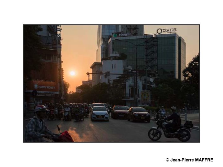 Hanoï « la ville entre les fleuves » est la capitale du Viêtnam. Elle est située au nord du pays et comporte de nombreux lacs et une vieille ville marchande parsemée d’édifices religieux.