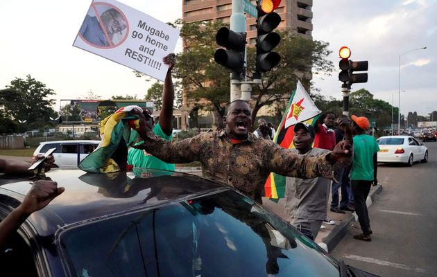 Démission de Robert Mugabe: du Parlement à la rue, le départ du président provoque des explosions de joie