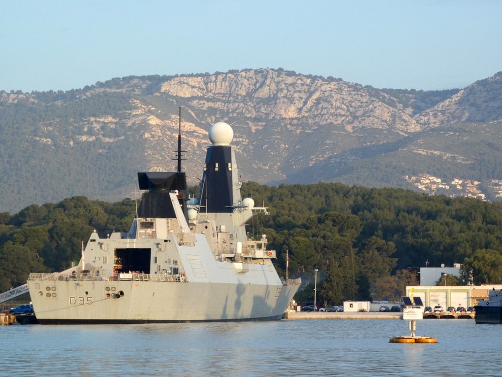 DRAGON  , D35 , frégate de la marine anglaise a quai dans la base navale de Toulon les 16 et 17 novembre 2021 