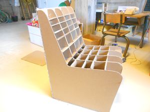 Suite du mobilier d'accueil en carton 