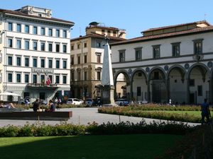 En face de la gare, la piazza Santa Maria de Novella, façade en marbre vert et blanc du 14ème.