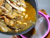 3 - Peler et émincer l'oignon et préparer la crème fraîche et la Vodka. Filtrer la bisque pour récupérer le jus et y ajouter la crème épaisse, saler poivrer et mélanger le tout. Verser dans une casserole sur feu moyen et laisser réduire de moitié. Pour finir passer la bisque au mixeur pour obtenir une consistance plus mousseuse. Réserver au chaud après avoir rectifié l'assaisonnement.