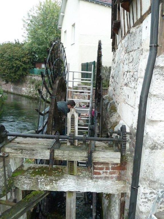 démontage des cercles, cornières, meulage des boulons oxydés sur la roue, décapage, peinture