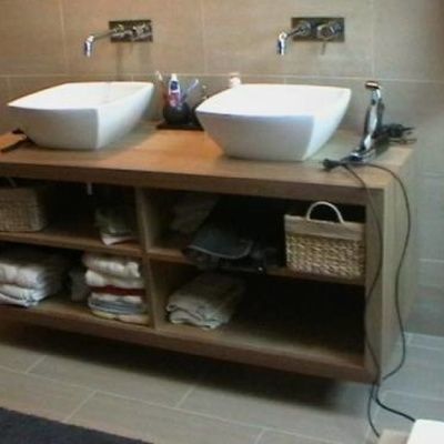 Comment bien choisir un meuble de salle de bains en bois ? (conseils, astuces)