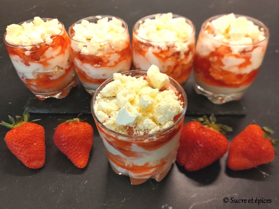 Meilleures verrines Eton Mess aux fraises et à la meringue - Recette en vidéo