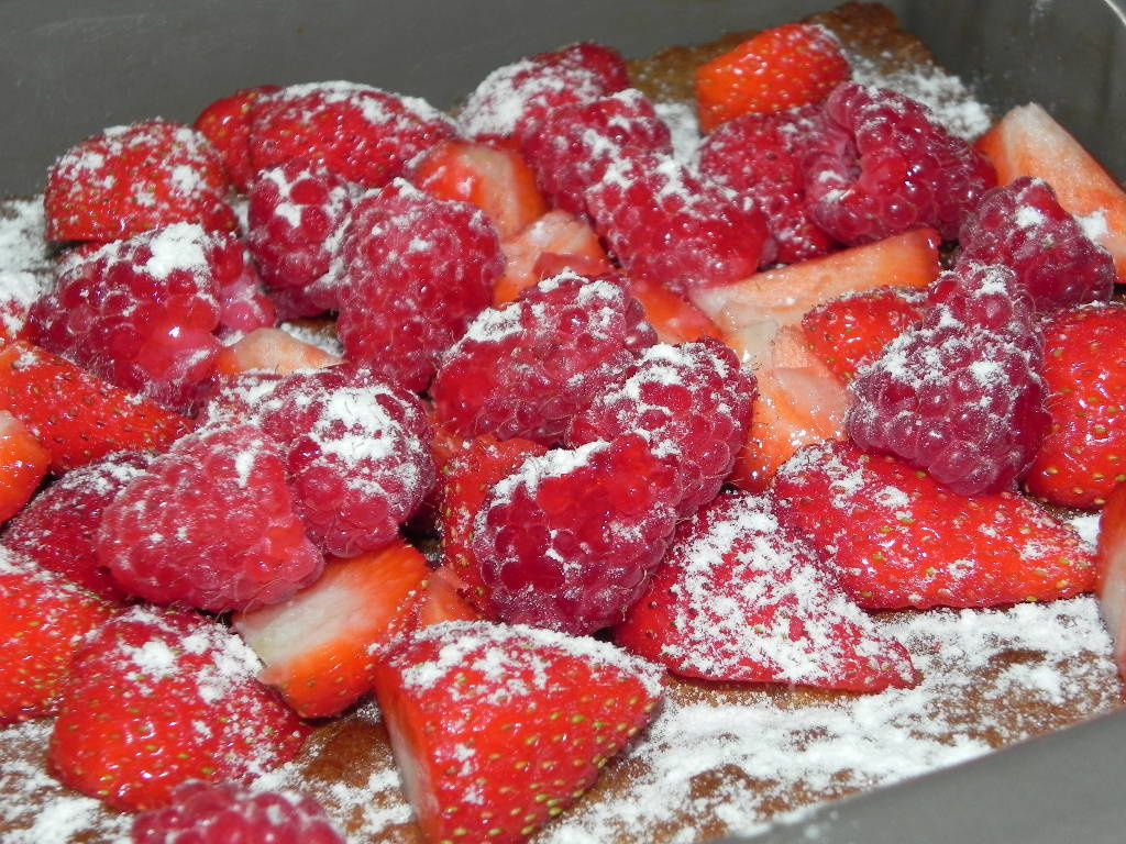 Gâteau moelleux aux framboises et fraises