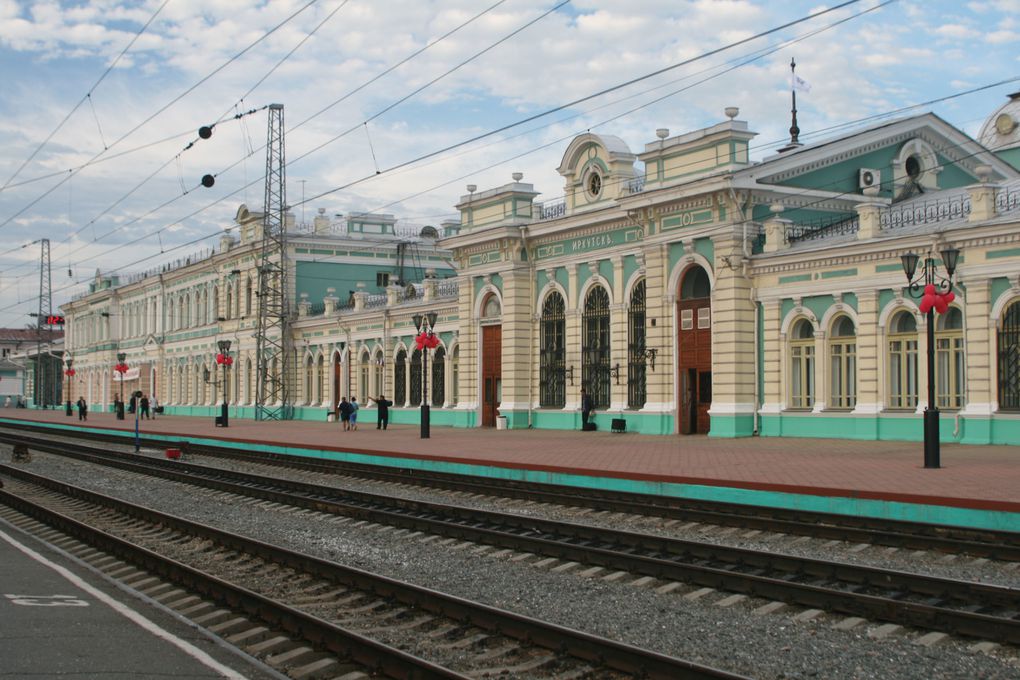 Départ en avion de PARIS pour SHANGHAI(Chine) puis du train , du train et du train jusque MOSCOU en passant par Pekin (Chine) , Oulan baator (Mongolie), Irkursk (Sibérie) et le lac Baikal (Sibérie)