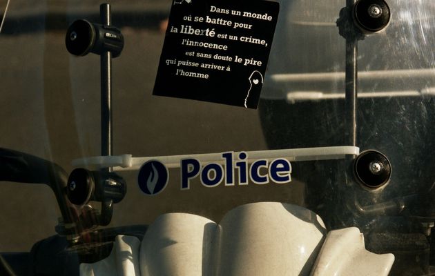 J'ai photographié ce "patch" déposé par un manifestant "indigné" sur un scooter de la police bruxelloise lors de la manifestation de ce samedi 15 octobre....
