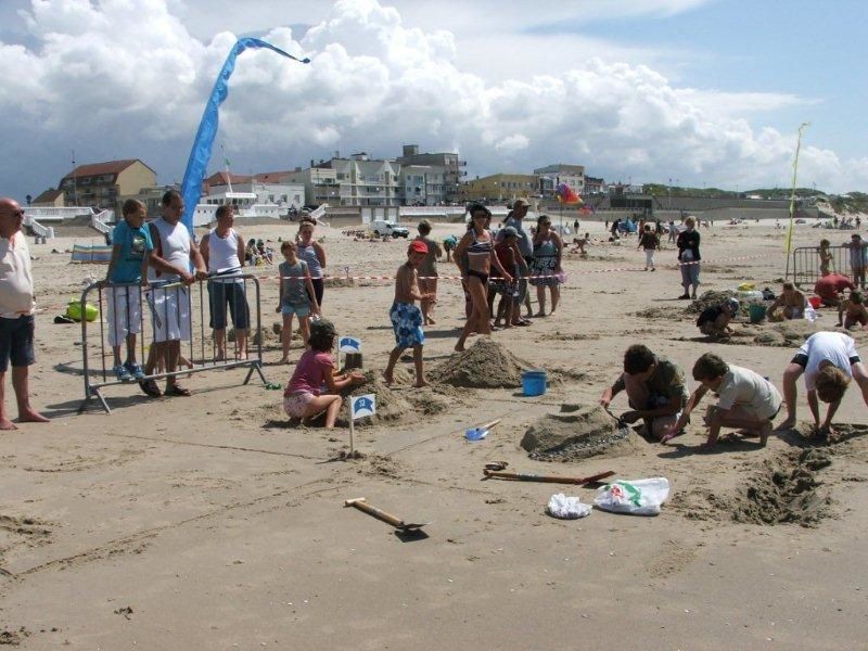 le 23 juillet 2010, la tradition du concours de châteaux de sable a été reprise sur la plage à Stella...