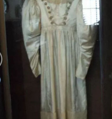 La robe de mariage d'Anna Baker 