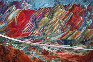 (Lieu mystique) Les montagnes arc-en-ciel du parc géologique de Zhangye Danxi en Chine.