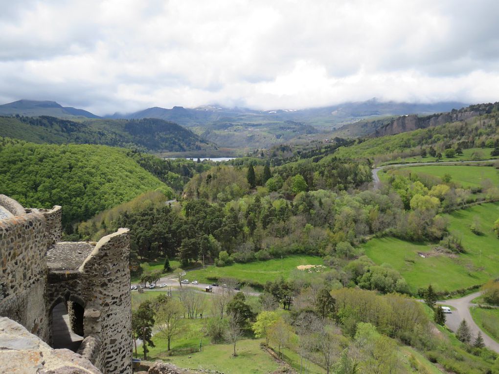 Bourg implanté dans un écrin de verdure à 850 mètres d'altitude au coeur du parc des volcans d’Auvergne.