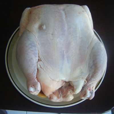 Savoureux poulet rôti farci au riz et aux poivrons