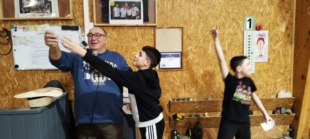 Christophe a offert son bon cadeau (qu'il a gagné à la tombola) aux jeunes du club. Merci pour ce beau geste.